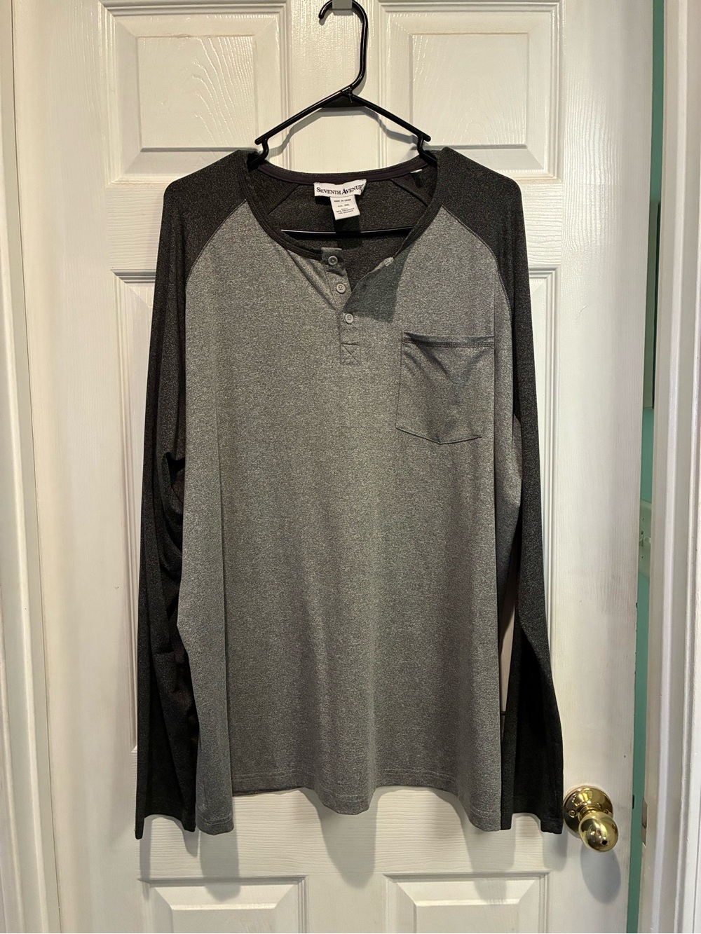 NWOT! Men's Long Sleeve Henley - Gray Raglan